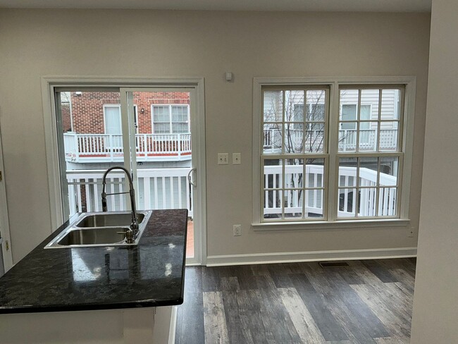 Foto del edificio - Beautiful 4BR 4.5BA 4 level townhome with ...