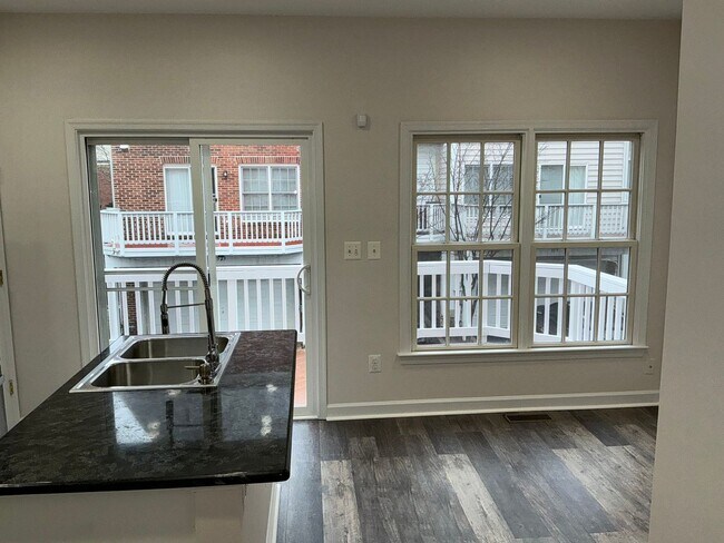 Foto del edificio - Beautiful 4BR 4.5BA 4 level townhome with 2 car attached garage located in the Fallsgrove Community
