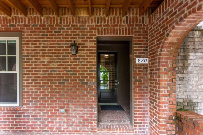 Foto del edificio - 820 E Ave NE