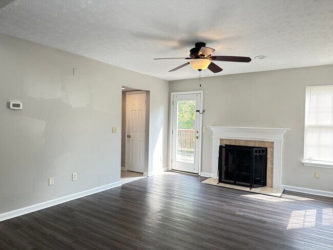 Foto del edificio - *YULETIDE SPECIAL-1/2 OFF 1st FULL MONTH!* Beautiful 3 BR, 2.5 Bath House!