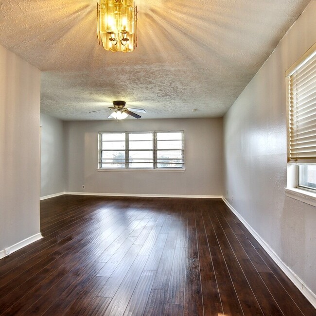 Building Photo - 708 James Dr