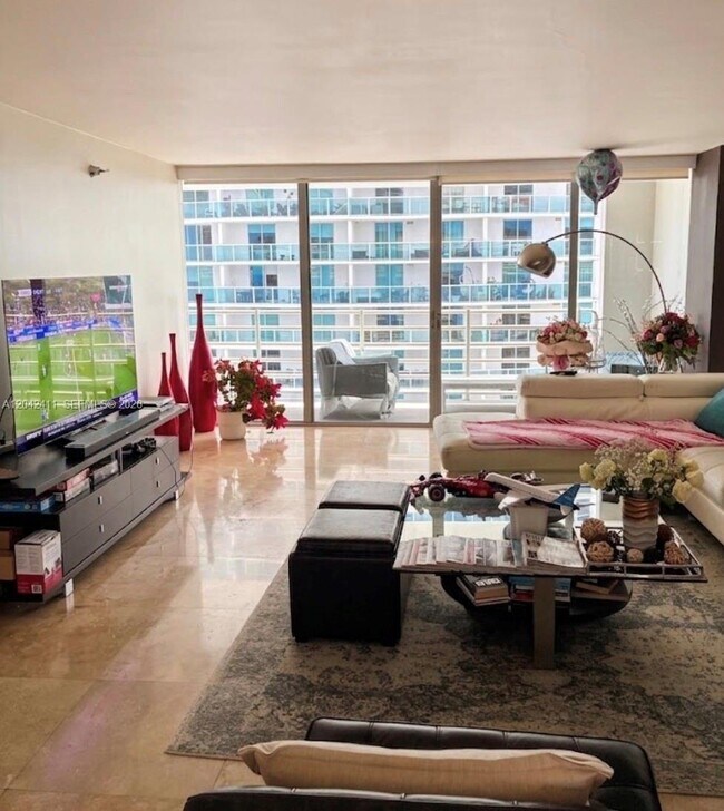 Building Photo - 2025 Brickell Ave