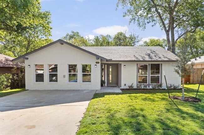 Building Photo - 10101 Woodhaven Dr