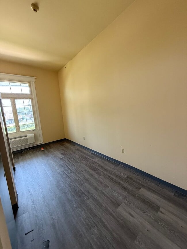 Building Photo - Spacious 2 Bedroom Apartment