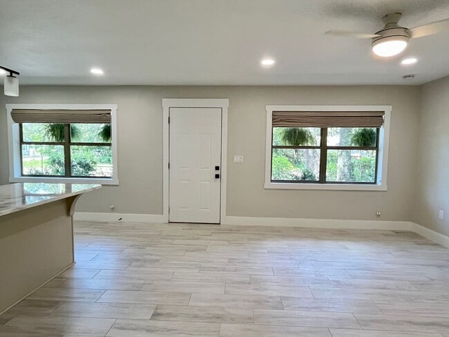 Building Photo - Completely Remodeled! Close to  Historic D...
