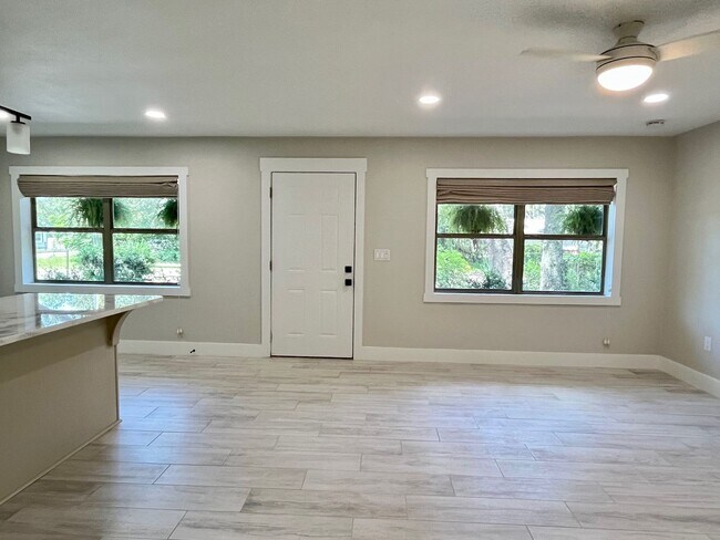 Foto del edificio - Completely Remodeled! Close to  Historic D...