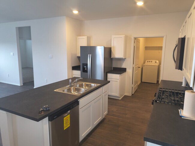 Foto del edificio - Room in House on Arnold Lp