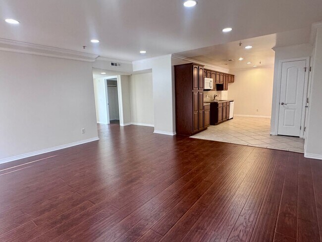 Building Photo - Spacious 3 bedroom condo in Van Nuys