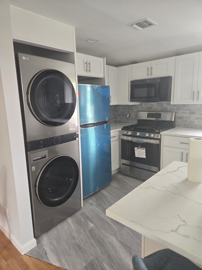 Building Photo - 107 3rd St