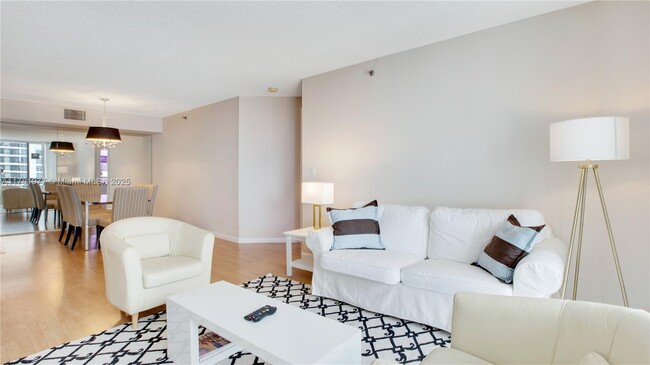 Foto del edificio - 3600 Mystic Pointe Dr