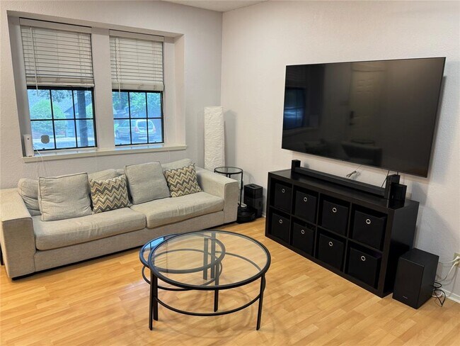 Foto del edificio - 1411 Gracy Farms Ln