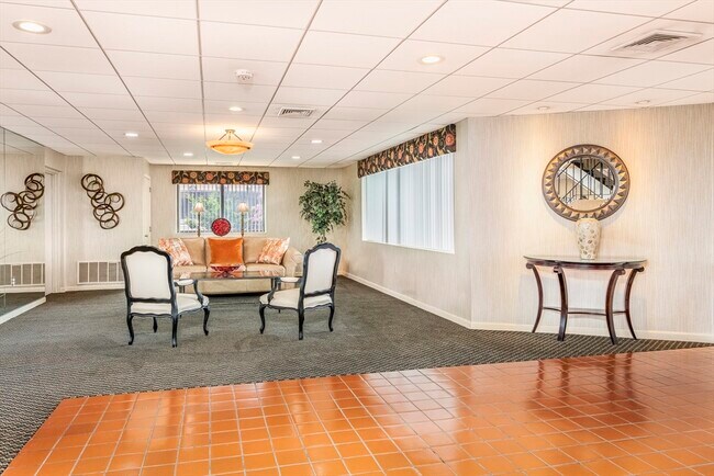 Foto del edificio - 295 Lynn Shore Dr