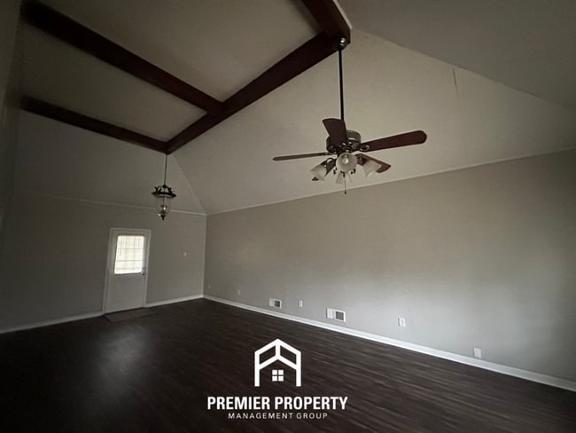 Photo - Spacious 3-Bedroom Single-Family Home for Rent in Memphis, TN - Vaulted Ceilings & Fenced Yard