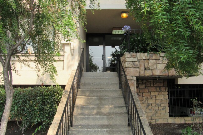 Building Photo - Gorgeous 1 Bed, 1 Bath Condo in Perfect Sa...