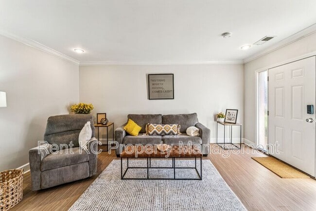 Building Photo - 530 W 10th St