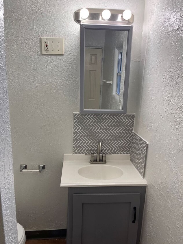 Building Photo - 330 Vermont St NE