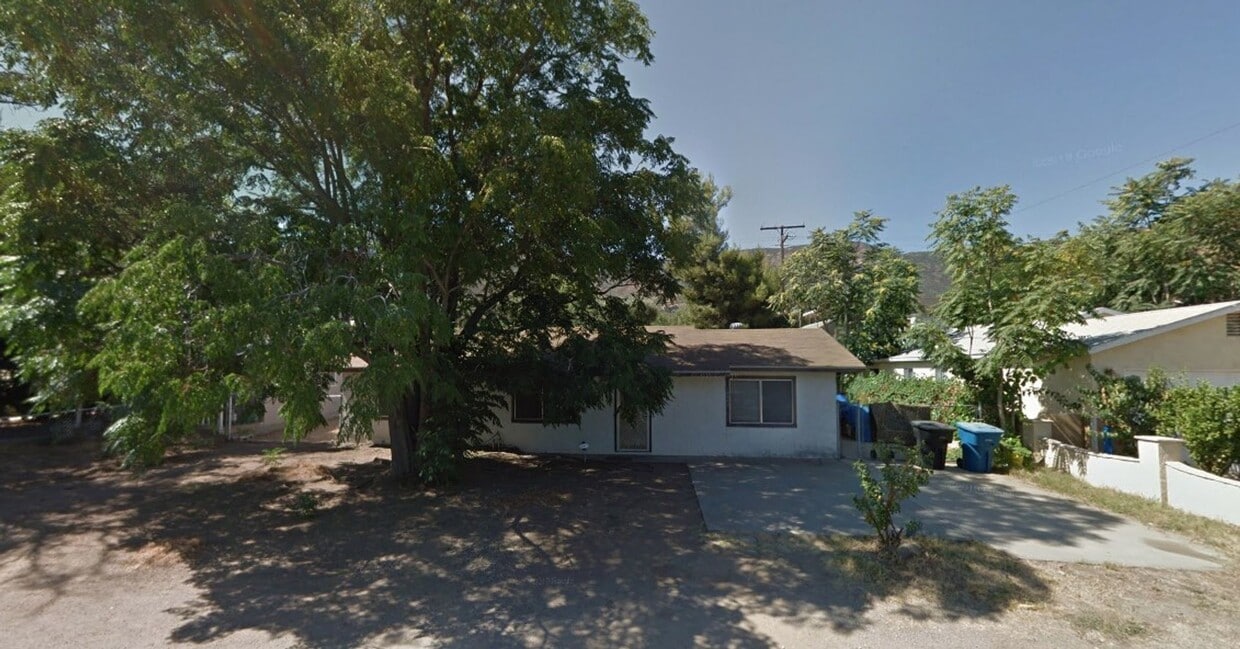 Primary Photo - Charming 2 Bed/1 Bath Home + Bonus Room Ho...