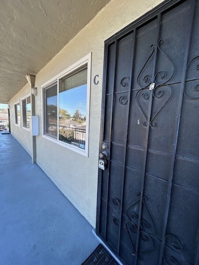 Building Photo - Discover this well-maintained 2-bedroom, 1-bath apartment in Richmond Annex
