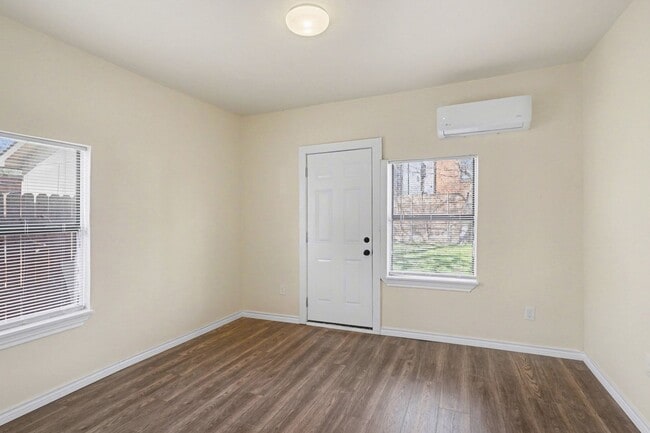 Building Photo - Updated duplex offering a bright and functional layout with modern finishes throughout.