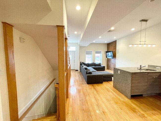 Photo - South Boston 5 Bed – Washer/Dryer in Unit – No Fee – 9/1 Townhome