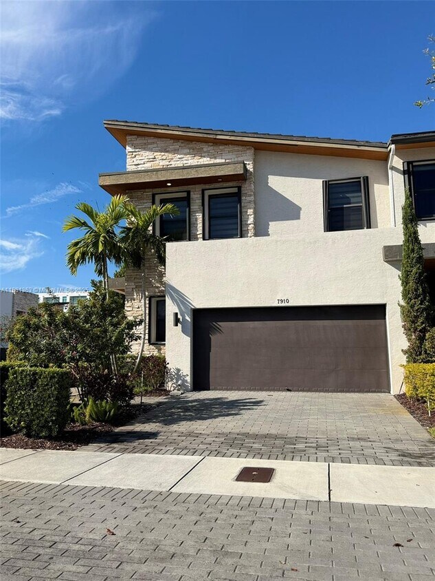 Foto principal - 7910 NW 105th Ave