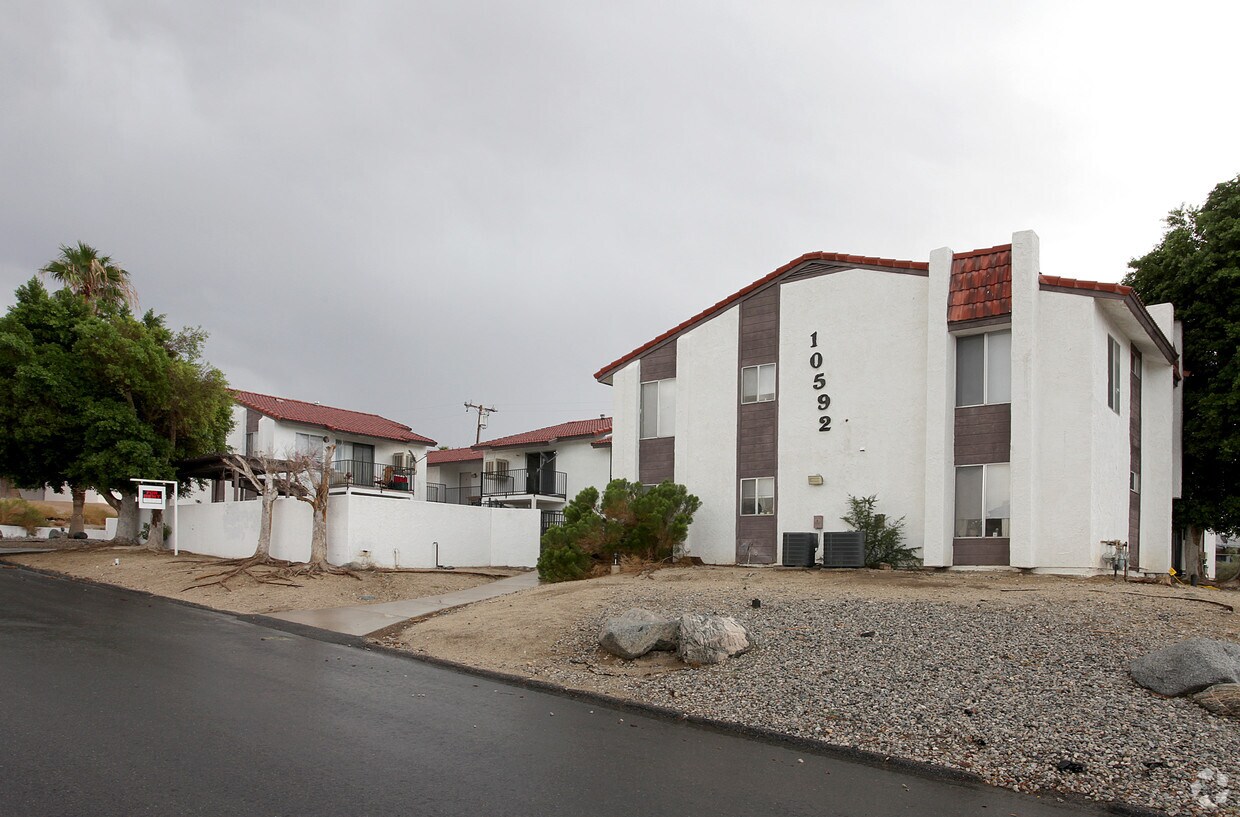 Foto principal - 10592 Sunset Ave