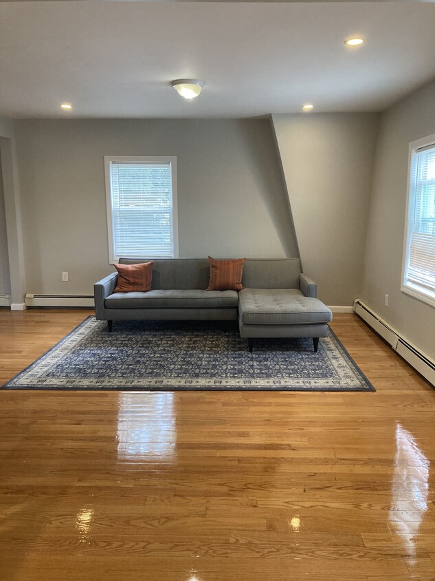 1st floor living room - 25 Ruthven St