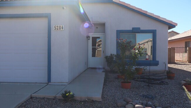 Foto del edificio - Furnished 3 Bedroom home