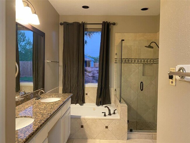 Foto del edificio - 7710 Misty Fern Ct
