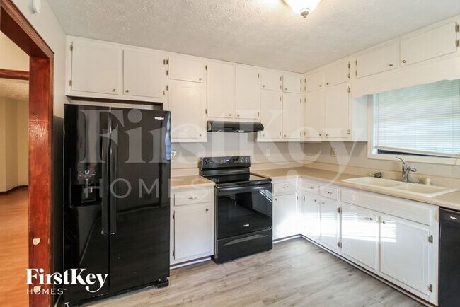 Building Photo - 1070 Oak Grove Cir