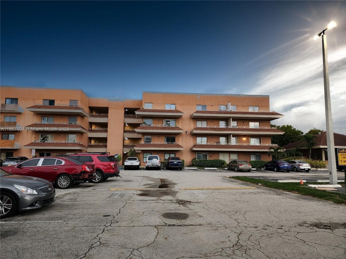Foto principal - 17530 NW 68th Ave