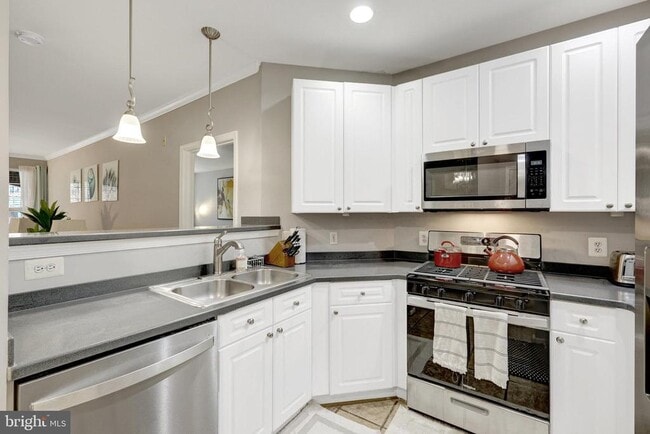 Foto del edificio - 8181 Carnegie Hall Ct