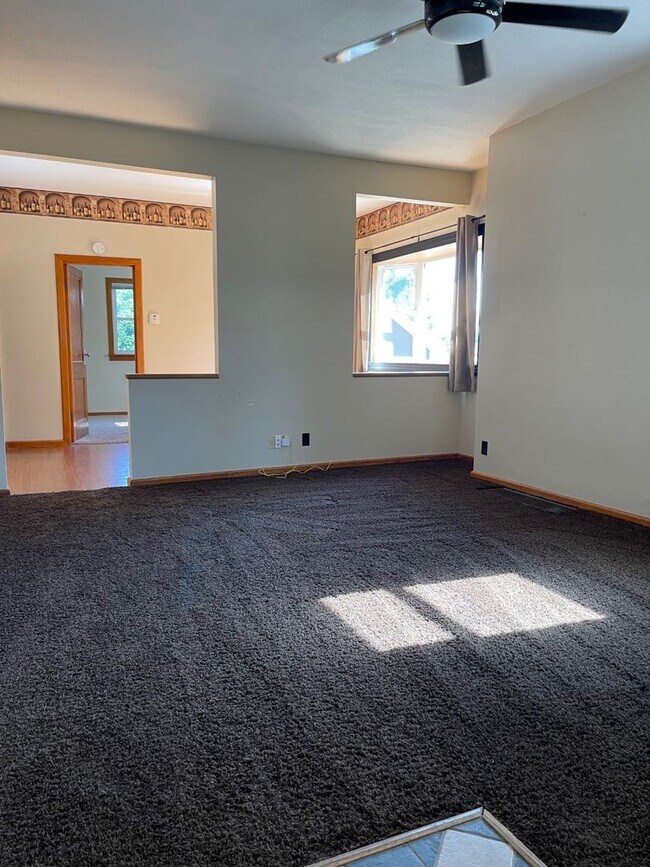 Building Photo - 4 Bedroom 2 bath House Available Now!!