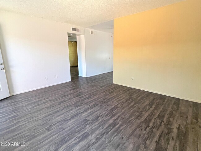 Building Photo - 1008 S Dorsey Ln
