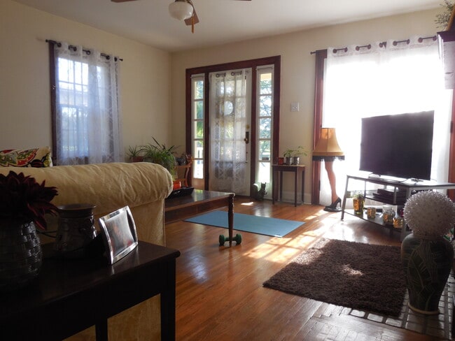 living room - 1585 Lincoln Rd