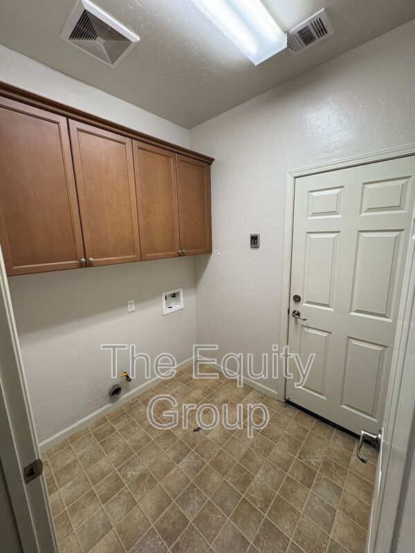 Foto del edificio - 6251 W Perez Ave