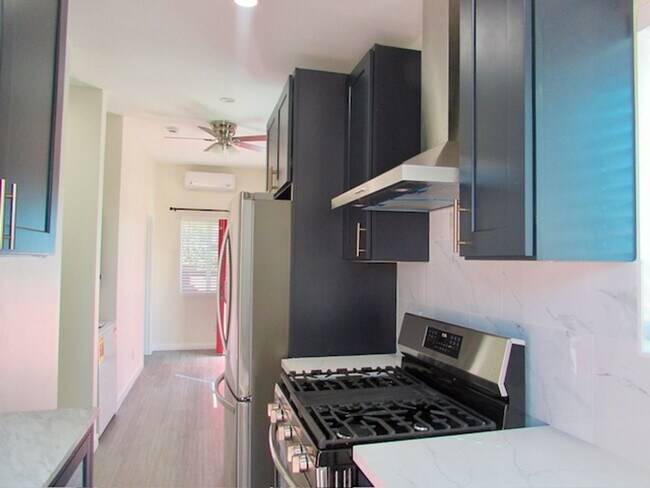 Foto del edificio - 2bed/1 bath ADU--NEW--Private with wrap around patio/yard Washer/Dryer included!