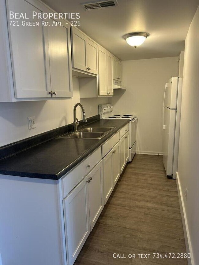 Foto del edificio - 721 Green Rd