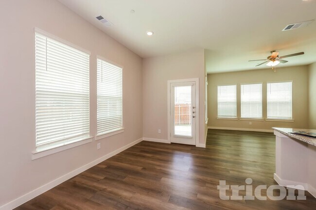 Foto del edificio - 405 Thornton Ct