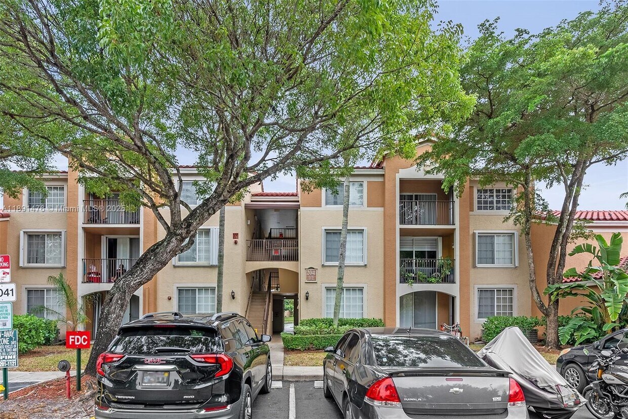 Foto principal - 2041 Renaissance Blvd