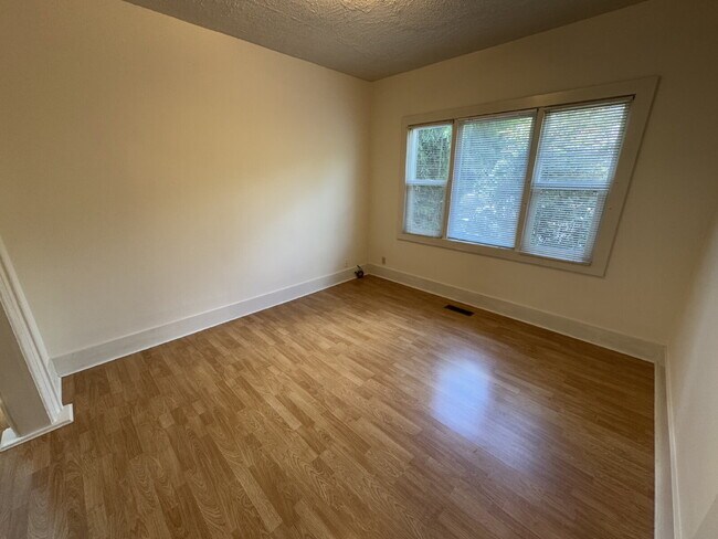 Foto del edificio - 3 Bedroom, 1 Bathroom Brooklyn Home