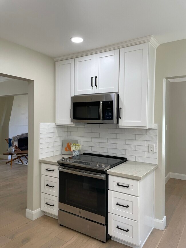Building Photo - 421 S Wetherly Dr