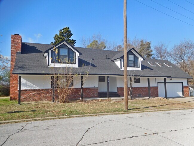 Foto del edificio - Huge 4 Bedroom in West Tulsa