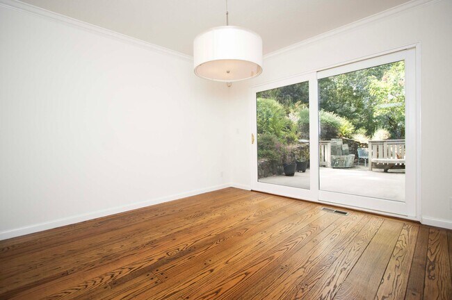Foto del edificio - Fabulous gated 3bd/4bd & 2.5ba, 2,630SF Ke...