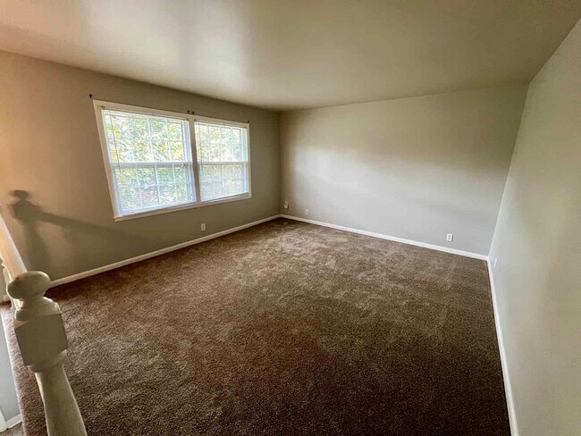 Foto del edificio - 4BR 2BA Home W/ Apartment Layout Downstairs!