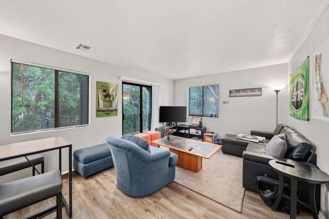 Building Photo - AVAILABLE JULY - 3 Bed / 2 Bath CLOSE TO CAL POLY