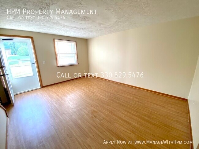 Foto del edificio - HALF OFF RENT SPECIAL! 5883 & 5885 Portage...