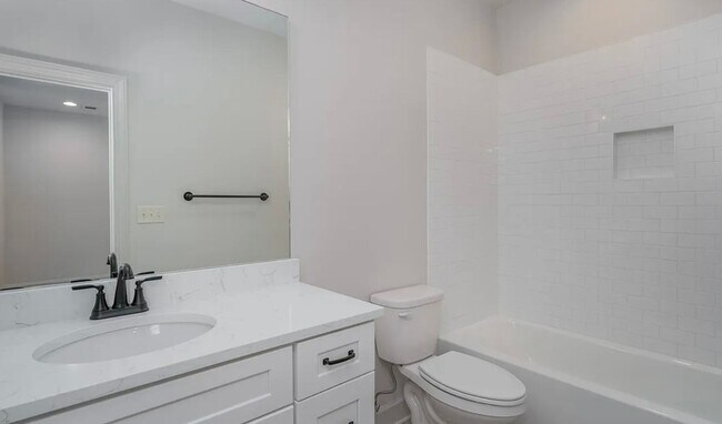 Building Photo - 3 bedroom, 3 bath townhome conveniently lo...