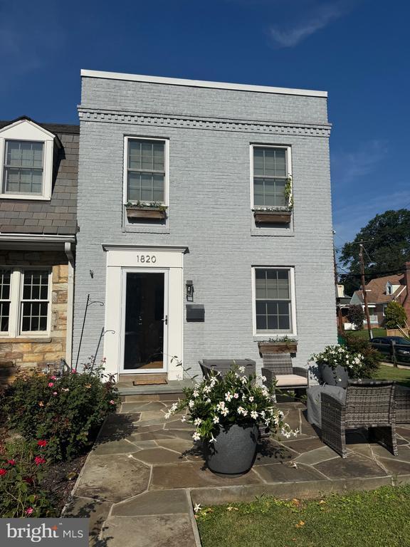 Building Photo - 1820 Leslie Ave