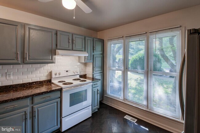 Building Photo - 6616 Beach Dr